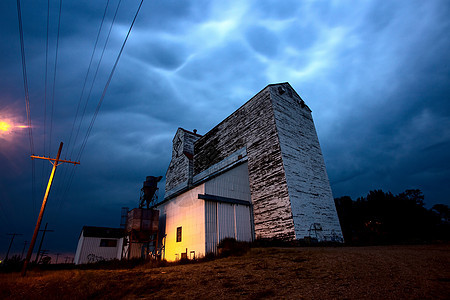 加拿大闪电风暴危险活力黑暗天气螺栓草原天空雷雨戏剧性力量图片