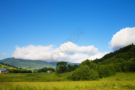 夏季喀尔巴阡山自然牧场树木栅栏森林全景农场城市远足爬坡邮政图片