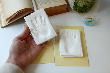 婴儿手印和妇女手的脚印 以及复制空间 父母记忆和新生活概念图片
