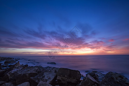 日出时的海景 美丽的自然海景 蓝色时刻 在黑海海岸的海上日出旅行场景小时阳光日落地平线反射岩石天空支撑图片