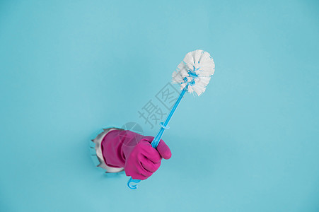 戴橡胶手套的妇女手拿着厕所刷子和棍子 用蓝纸背面从洞里挖出来洗手间家政蓝色浴室乳胶女孩纸板洗澡塑料女性图片