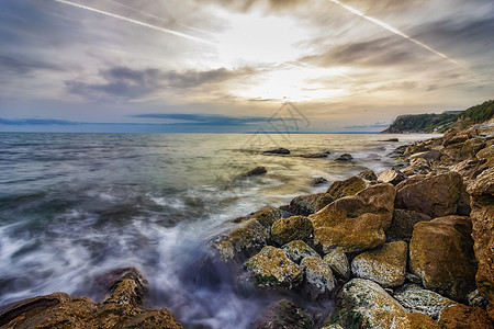 美丽的海边岩石海岸 石头上有色苔图片