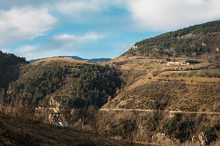 山地美丽的农村景观 鲜有农舍 蓝天与白云在寒冬阳光明媚的白天 西班牙乡村风景图片