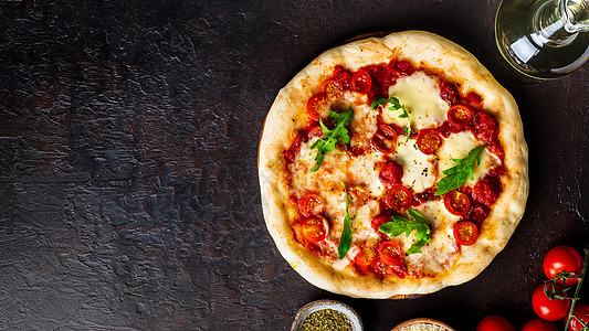 意大利意大利马格赫莉塔披萨 配有莫扎里拉和西红柿盘子麸质面团午餐食物餐厅配料饮食美食馅饼图片