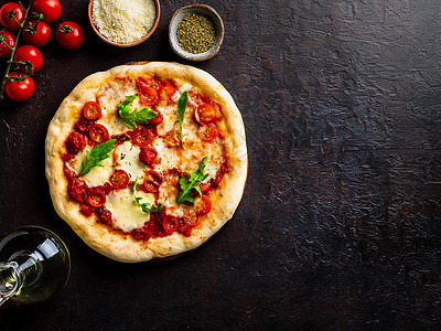意大利意大利马格赫莉塔披萨 配有莫扎里拉和西红柿麸质叶子乡村餐厅面团饮食脆皮午餐馅饼食物图片