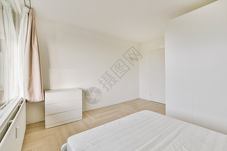 白色的现代卧室家具房子褐色窗帘公寓架子枕头房间寝具家居图片