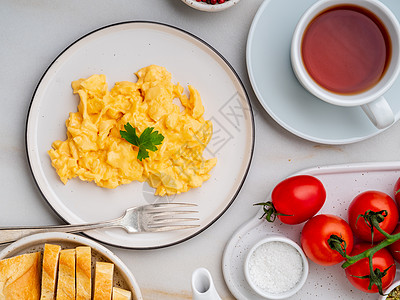 炒鸡蛋 煎蛋和煎炸鸡蛋早餐胡椒桌子香菜蔬菜牛奶食物杯子饮食午餐沙拉图片
