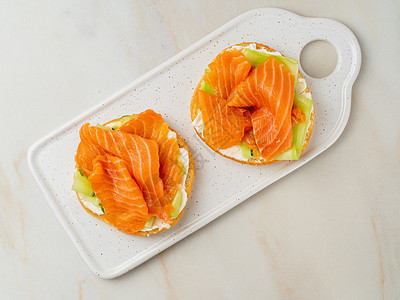两份公开三明治 三文鱼 奶油干酪 黄瓜切片 在白大理石桌上沙拉熏制食物海鲜面包蔬菜叶子橙子饮食包子图片