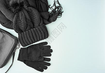 平整地躺着冬天或秋天温暖的女伴  黑织围巾 帽子蓝色季节针织材料毛皮配饰衣服优雅黑色手套图片