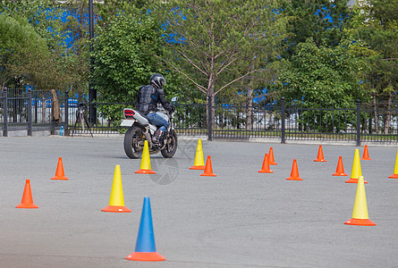 在比赛中骑摩托车的骑手图片