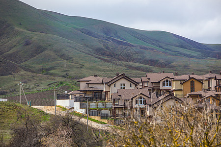 山附近山谷中的乡镇村公屋村山峰公园荒野森林旅游游客小屋天空村庄岩石图片