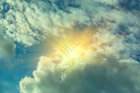 明亮的阳光照耀着蓝天光束气象太阳光天堂自然气候太阳光线辉光气氛射线图片