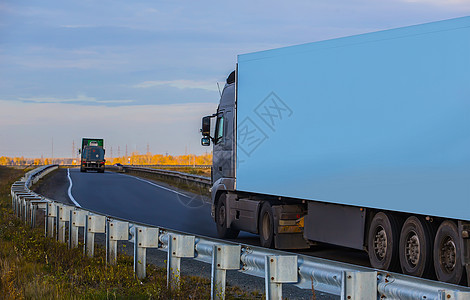 卡车在高速公路上行驶运输街道车辆货运送货车道运动燃料路线天空图片