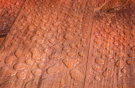 木质委员会的水滴地面雨滴地板木材帆船反射甲板宏观气泡材料图片