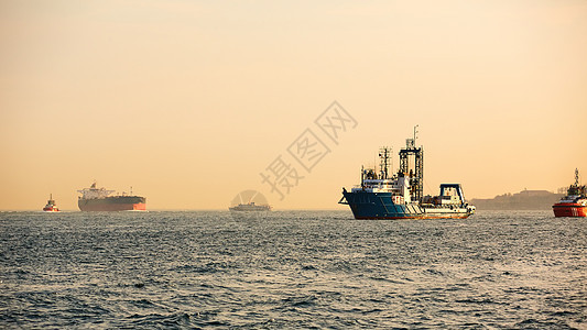 土耳其伊斯坦布尔Bosphorus海峡的许多货轮图片
