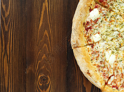 四块芝士比萨的一部分 与多蓝 帕梅桑 费塔 牛干 莫扎里拉 番茄酱图片