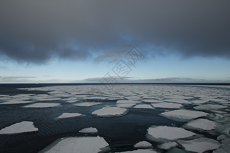 弗朗兹约瑟夫土地附近巴伦支海夏季的海冰蓝色环境冷冻冰川天空气候变化全球气候旅游海洋图片