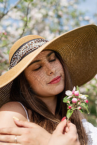 年轻的caucasian年轻女人 享受着苹果树的开花幸福公园花朵香气叶子花园季节女性植物群黑发图片