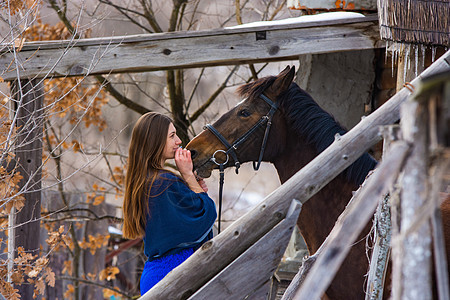 一个快乐的女孩抱着马的肖像 女孩欣喜地看着马背景图片