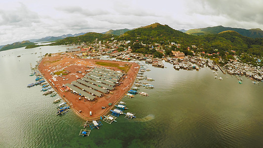 伯斯在菲律宾帕拉万的科隆镇有船旅行房子建筑学旅游山脉蓝色日落全景环境码头图片