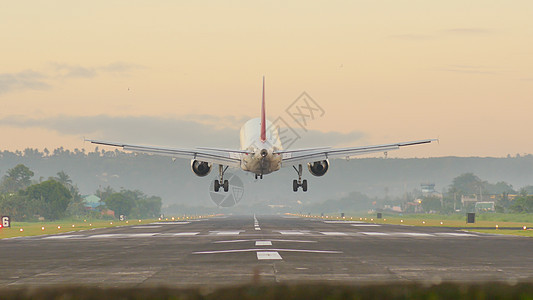 飞机于清晨降落在Legazpi市机场 菲律宾 (单位 千美元)图片