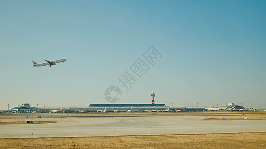 客机在机场起飞跑道上空飞来飞去航班航空飞机力量天空旅游蓝色嘉年华货物喷射图片