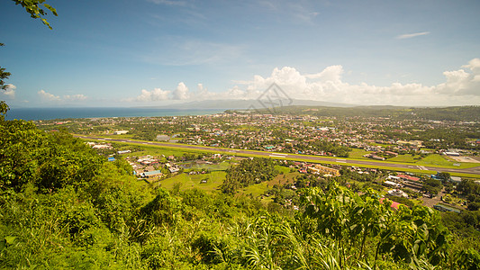 菲律宾卢松机场背景的Legazpi市全景 菲律宾卢松图片