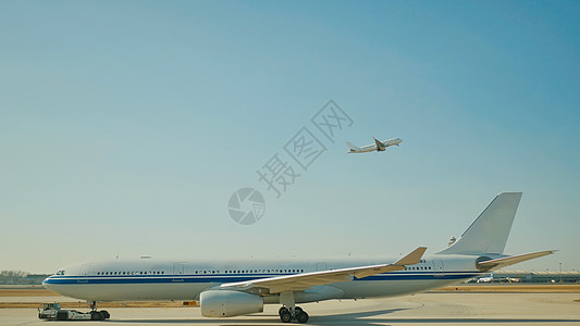 客机在机场起飞跑道上空飞来飞去力量喷射沥青土地假期旅游蓝色飞机场技术运输图片