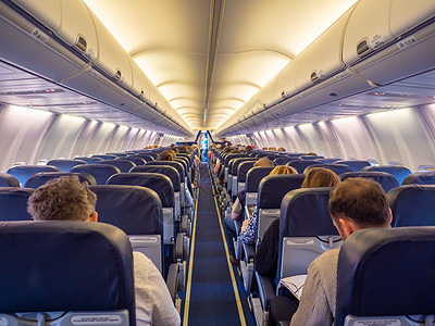 飞机在飞行期间搭载乘客的沙龙式飞机航程椅子旅行航班喷射游客客机经济木板窗户图片