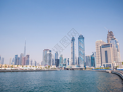 迪拜市迪拜河溪河道桥上的迪拜市全景Dubai Creek摩天大楼天际地标反射码头商业天线运河历史行人图片