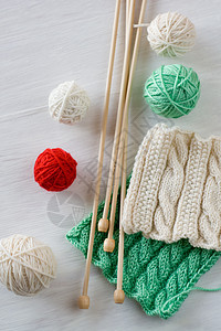 两个明亮的图案 毛线球和针织木白背景配饰针织红色绿色白色爱好线程图片