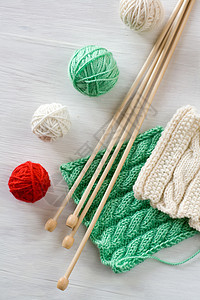 两个明亮的图案 毛线球和针织木白背景线程绿色爱好针织白色红色配饰图片