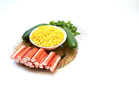 新鲜沙拉成分 玉米 绿菜 黄瓜和螃蟹棒图片