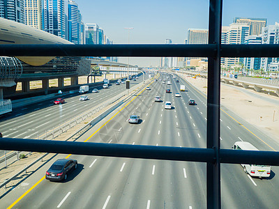 迪拜的一条宽阔多车道 从地铁交叉口查看图片