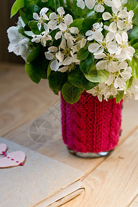 一束白春花和古老的笔记本 上面印有红心形式的书签 放在未涂漆的木制背景上礼物粉色花朵针织白色记录毛毡惊喜图片