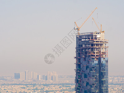 在迪拜兴建一座高楼大厦高清图片