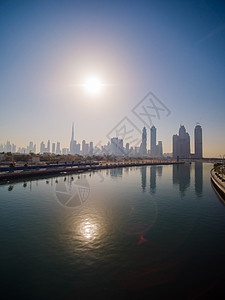 清晨日出时 迪拜市的全景与一座桥梁相隔在迪拜希腊河上地标城市生活哈里发设计娱乐市中心景观建筑乐趣灯光图片
