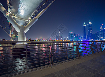 迪拜夜幕的全景 在迪拜希腊运河桥的背景上 杜拜河人行道天空水路景观城市光束摩天大楼建筑时间市中心图片