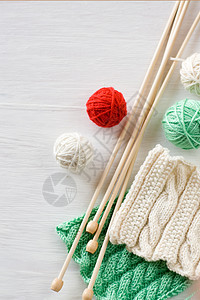两个明亮的图案 毛线球和针织木白背景针织爱好线程绞线红色绿色白色图片
