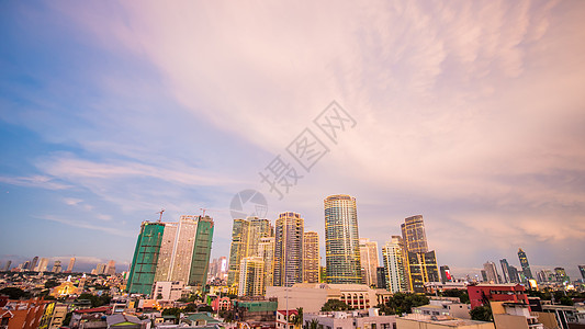 马尼拉湾菲律宾的首都是马尼拉 马卡蒂市 美丽的夕阳与雷鸣般的强大云层地标摩天大楼日落市中心天空蓝色机械旅游建筑学经济背景