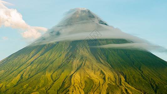 马荣火山是一座活跃的成层火山 位于菲律宾吕宋岛比科尔地区的阿尔拜省 因其对称的圆锥形状而被誉为完美的锥体海滩煤渣热带旅行顶峰草地图片