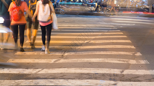 人行道上汽车和人的运动模糊 越南 西贡市图片