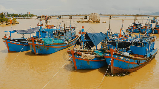 越南 在Nha Trang 悬挂红旗的渔船图片