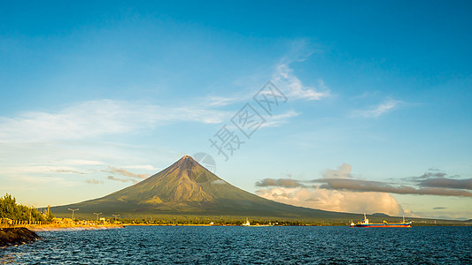马荣火山是一座活跃的成层火山 位于菲律宾吕宋岛比科尔地区的阿尔拜省 因其对称的圆锥形状而被誉为完美的锥体环境土地蓝色首脑场地旅行背景图片
