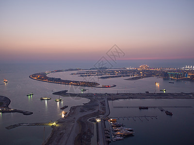 日落和夜晚在迪拜的人工岛屿上 时间倒塌了酒店海滩框架天际地标全景海岸线棕榈城市假期图片