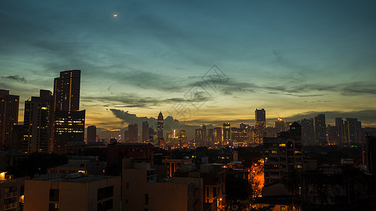 马尼拉市的全景与摩天大楼在清晨图片