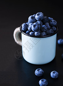 美味又健康的零食 黑底的多汁和甜甜蓝莓蓝色黑色墙纸早餐秀色白色木头明信片营养美食图片