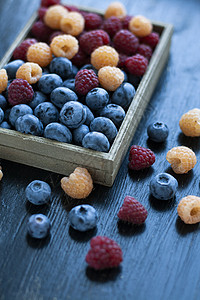 美味又健康的零食 一盒草莓和蓝莓图片