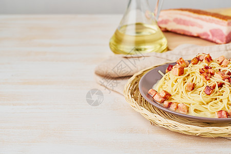carbonara 意大利面的一部分 意粉配烟肉 鸡蛋 帕玛森芝士和奶油沙司 侧视图 复制空间 传统的意大利美食图片