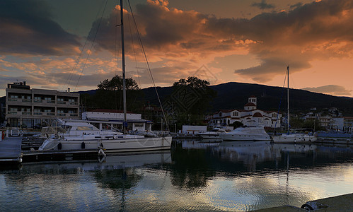 日落时普拉塔莫纳斯港船只的美景图片
